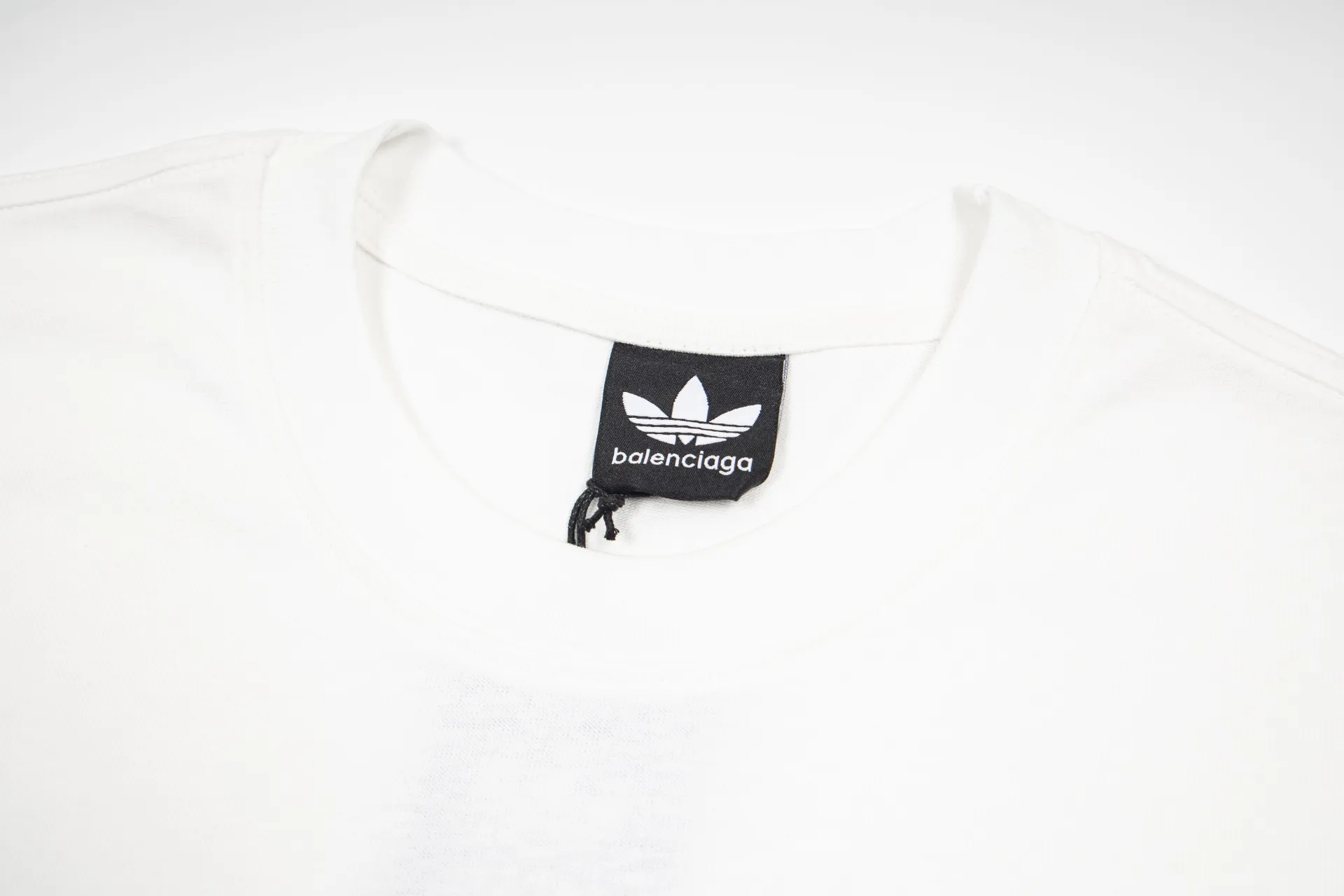 New batch number: G 805 Balenciaga × Adidas Balenciaga co-branded Adidas model Round neck short-sleeved T-shirt with Classic letter embroidery on the chest [Little Red Book Hot Sale｜Celebrity Same Style｜Co-branded triangle logo letter embroidery] 1️⃣ Made of 26 counts of 270g pure cotton double yarn fabric, soft and skin-friendly, breathable and not stuffy, Oversize loose version, covering the flesh and making you look slimmer! 2️⃣ Co-branded iconic elements, simple street yet high-end, White single color, highly recognizable, different from ordinary versions on the market 3️⃣ Seiko Quality 3 cm 12-pin foreign trade grade wiring, 1:1 customized accessories, complete three labels, complete collar label, washing label, and hangtag Color: White Men's and women's Same Style Size: S / M / L / XL ⚠️ Size recommendation: The version is a little too big. If you like the slimming effect, it is recommended to take a smaller size. The error of manual measurement is about 3cm.